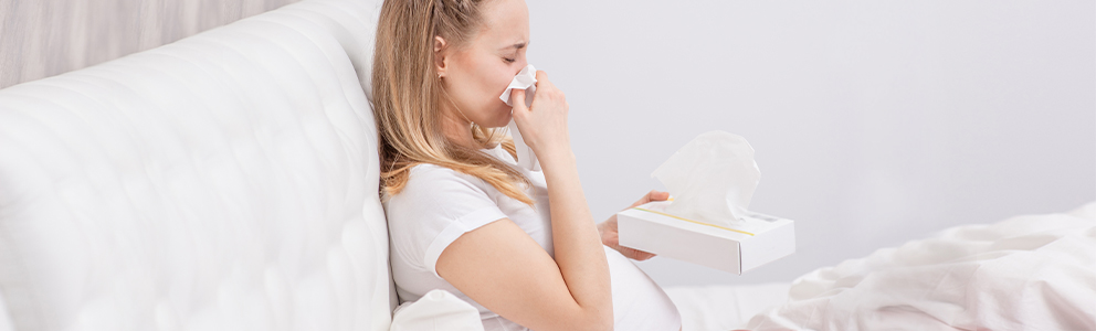 Was ist ein Schwangerschaftsschnupfen und warum ist die Nase plötzlich zu? Ursachen, Symptome und Behandlungsmöglichkeiten erfahren Sie hier.