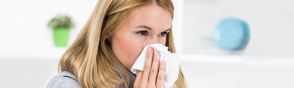 Gegen häufiges Nasenbluten können Sie mit regelmäßiger Nasenpflege vorbeugen. Diese Tipps und Nasensprays helfen dabei