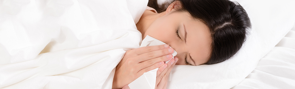 Eine trockene Nase kann Sie durch das ständige Brennen und Jucken nachts um den Schlaf bringen. Diese Tipps helfen dagegen!
